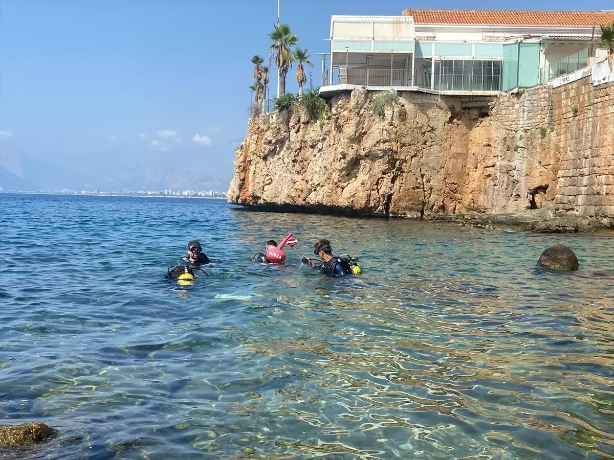 Antalya Kaleiçi’nde Su Altı Dalışı Yapan Ziyaretçiler, Kentin Su Altı Güzelliklerini Keşfediyor