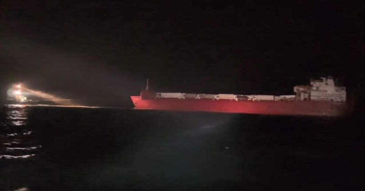 Balıkesir’de arıza yapıp sürüklenen feribot Ambarlı Limanı’na çekiliyor