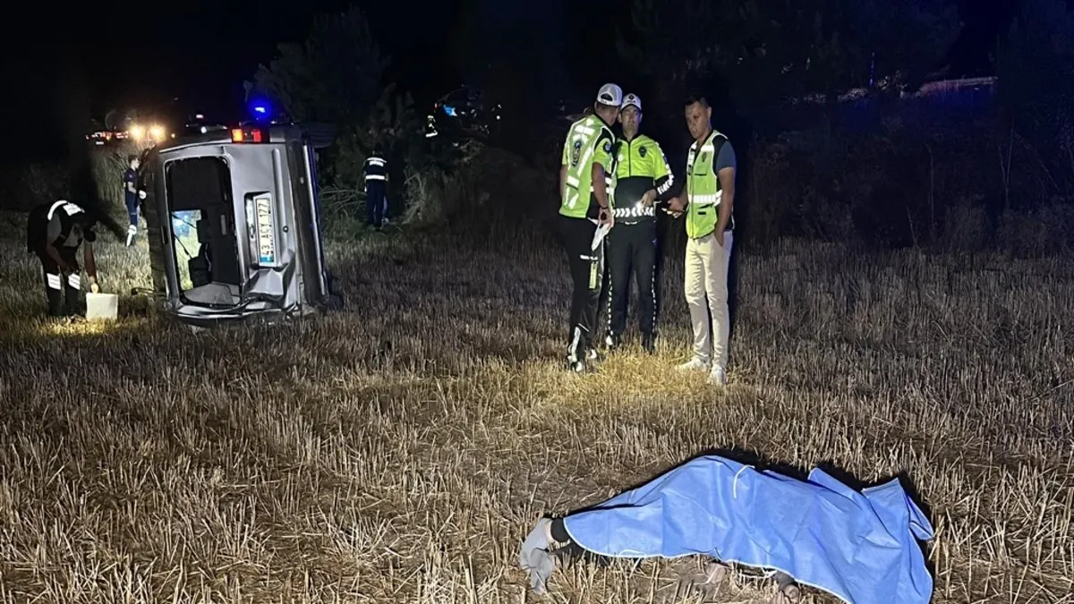 Hafif ticari araç tarlaya uçtu; 1 ölü, 1 yaralı