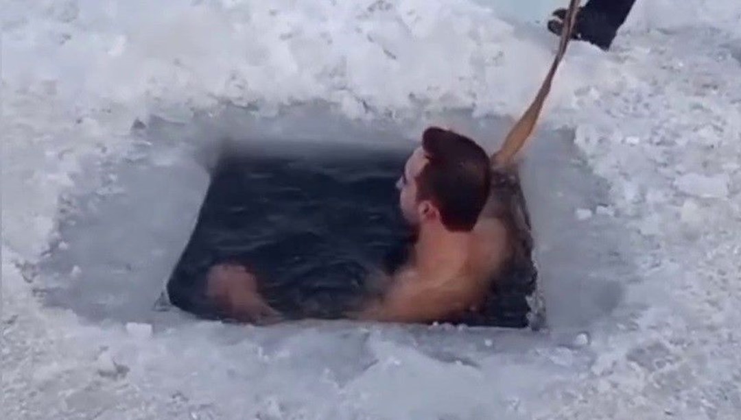 Rusya değil Ardahan! -20 derecede buzlu suya girdi