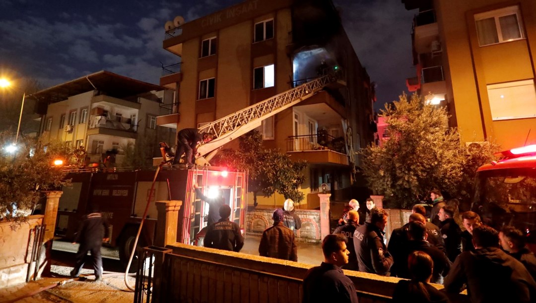 Balkona stoklanan telefonu bataryaları bomba gibi patladı: Mahalleli panikle sokağa döküldü