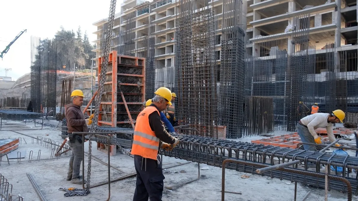 Deprem bölgesinde 182 bin işçi yeni şehirler inşa ediyor