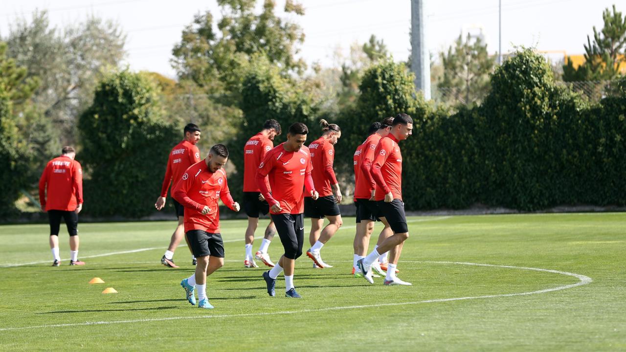 Bizim çocuklar Macaristan maçı hazırlıklarına başladı